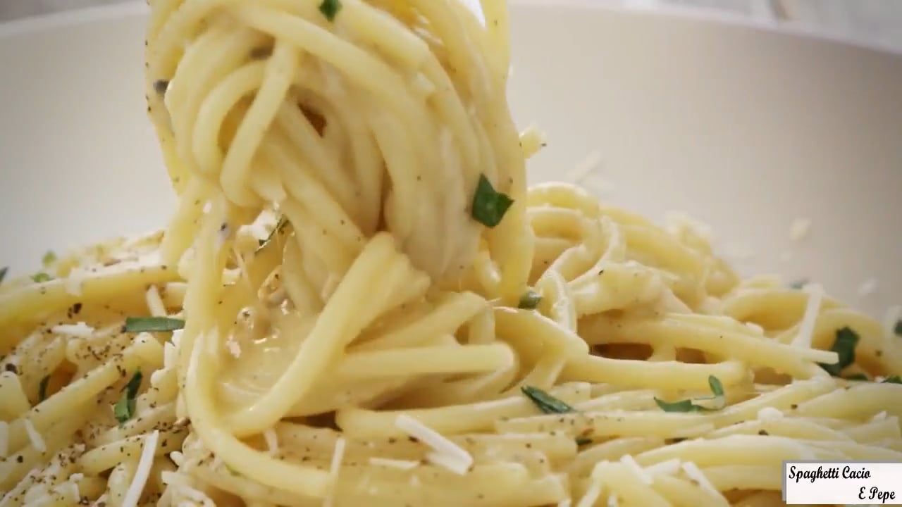 Spaghetti with cheese and pepper